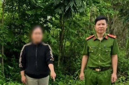 Nữ 'shipper' chở kiện hàng bí mật, công an kiểm tra phát hiện sự thật