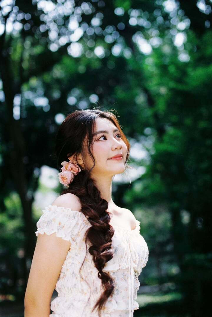 Không chỉ sở hữu ngoại hình nổi bật, Hạt Dẻ còn được gia đình định hướng chú trọng việc học. Sau khi hoàn thành chương trình trung học, cô dự định theo học ngành Công nghệ Truyền thông tại Đại học RMIT Việt Nam ở TP.HCM. Đây cũng là ngôi trường quốc tế mà chị gái Lọ Lem đang theo học.