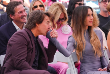 Khoảnh khắc Tom Cruise hôn tay vợ Beckham gây tranh cãi