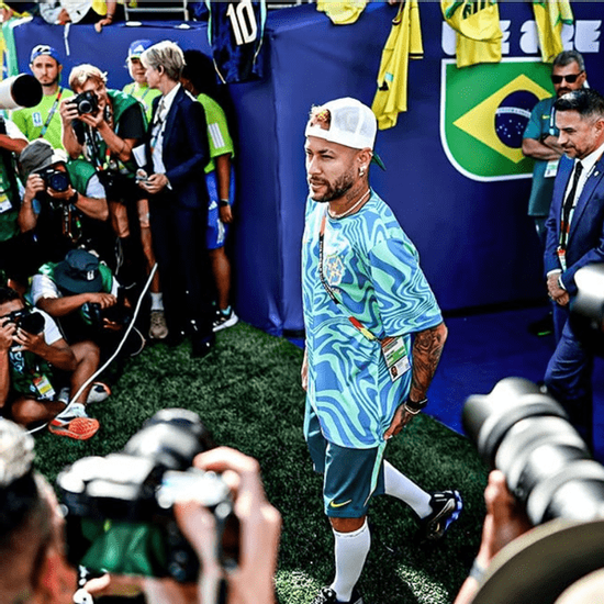 Neymar bị hàng trăm ống kinh 'pressing'