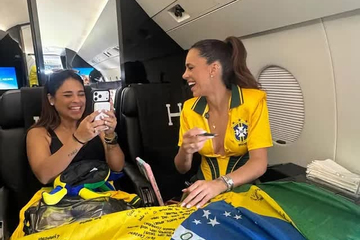 Bạn gái Neymar gây choáng khi ngồi chuyên cơ triệu đô đến World Cup: Vóc dáng mẹ 2 con nóng bỏng chiếm trọn 