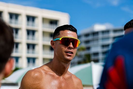 Ronaldo bị nghi dùng photoshop để có ảnh 8 múi cuồn cuộn tuổi 41 ngay ngày đầu tới World Cup 2026