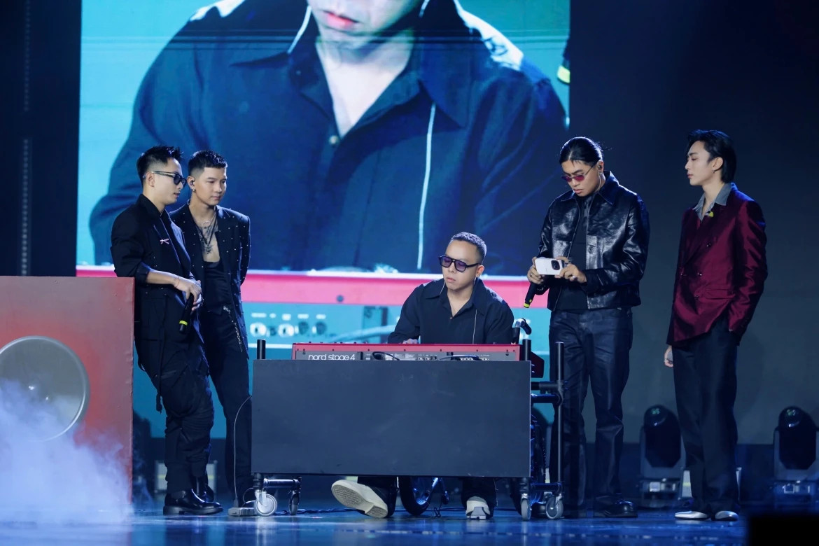 spacespeakers he lo concert kosmik tai ha noi sau fan meeting hinh anh 3