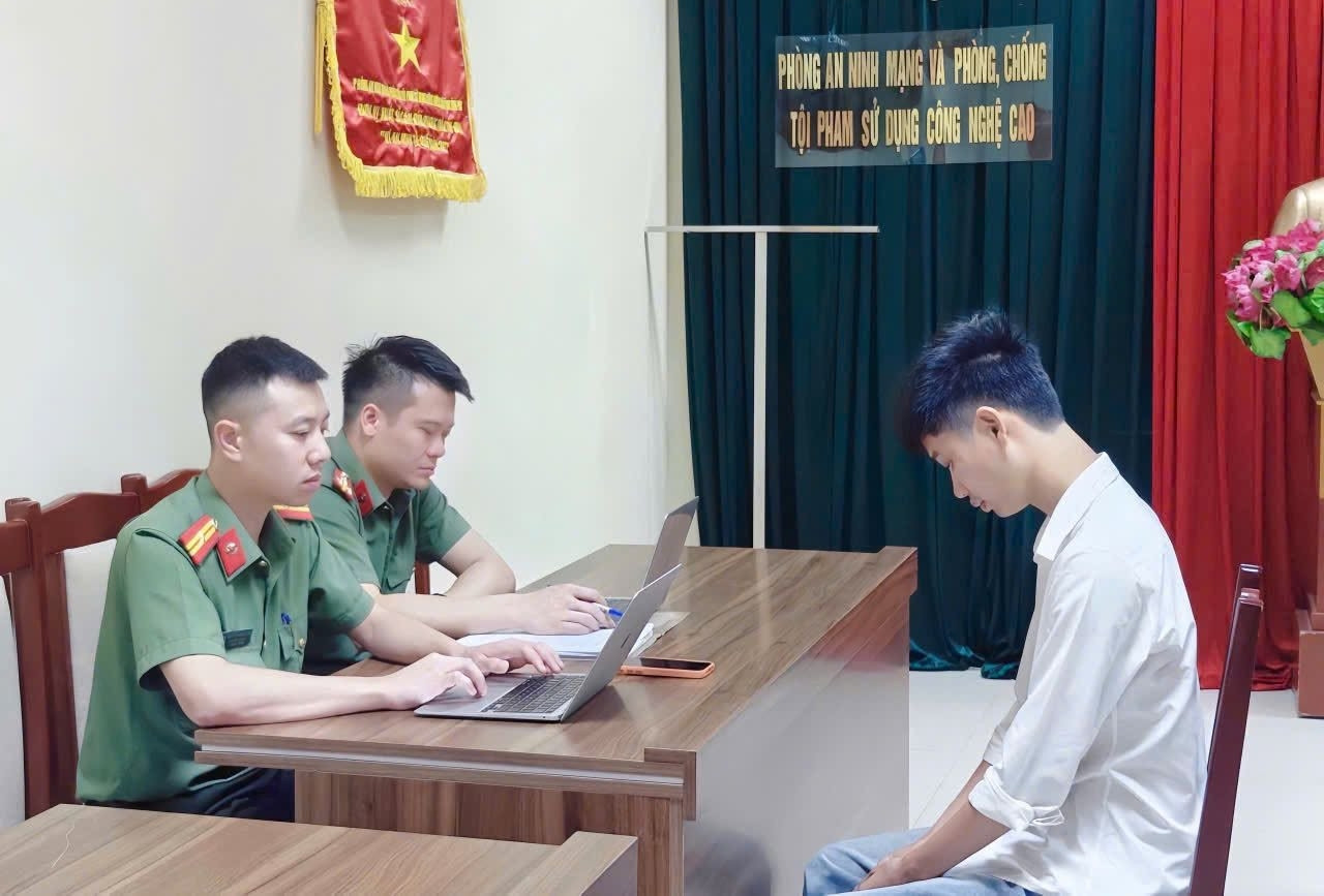 Công an làm việc với chủ kênh TikTok 'Khuê Ơi Dậy Đi' Phan Trung Khuê