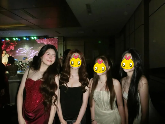 Con út Quyền Linh diện quây đỏ bling trong tiệc prom trường Quốc tế
