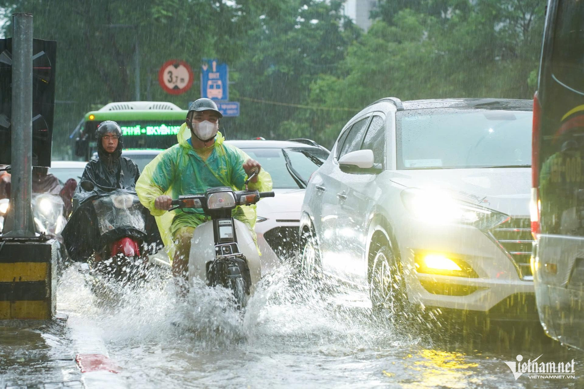 W-mua ngap Ha Noi VNN 1.jpg