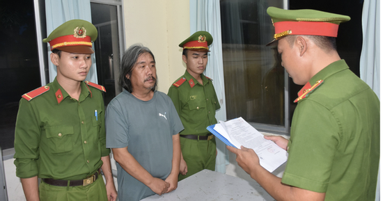Mang xăng đến nơi em ruột làm giám đốc, người đàn ông gây án kinh hoàng