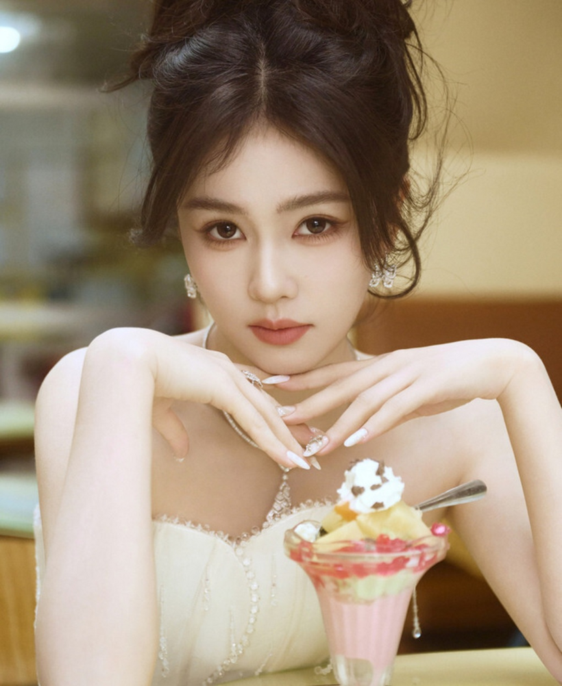 Đời tư của Bạch Lộc cũng đang là chủ đề nóng.
