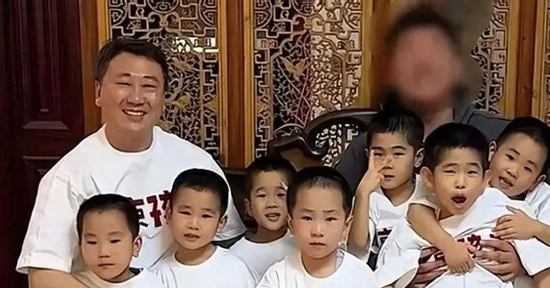 Ông chủ mỏ giàu có từ bỏ sự nghiệp, ở nhà làm 'bảo mẫu' cho 7 con trai