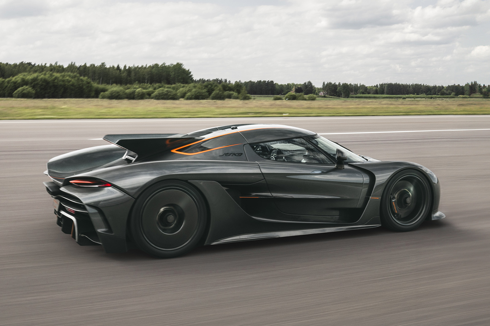 worlds_fastest_cars_ _koenigsegg_jesko_absolut_side.jpg