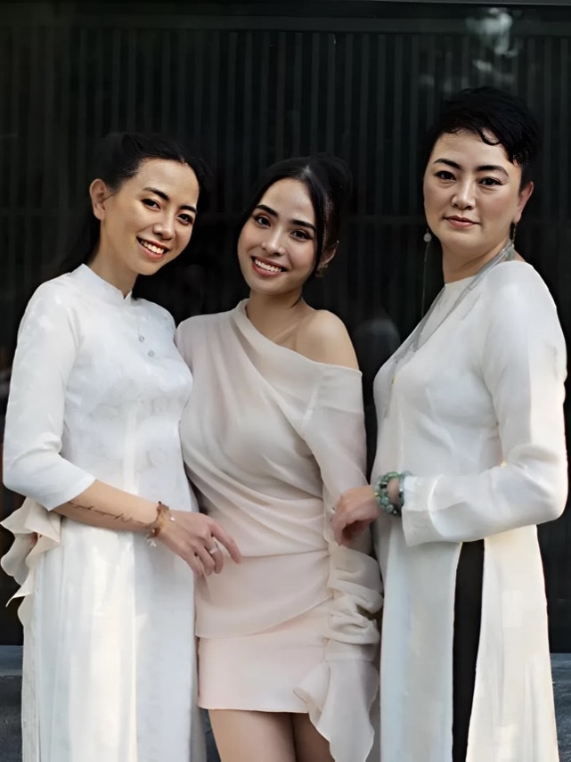 Ca nương Kiều Anh bên mẹ chồng, nhà giáo kiêm doanh nhân Văn Thùy Dương và em gái chồng.