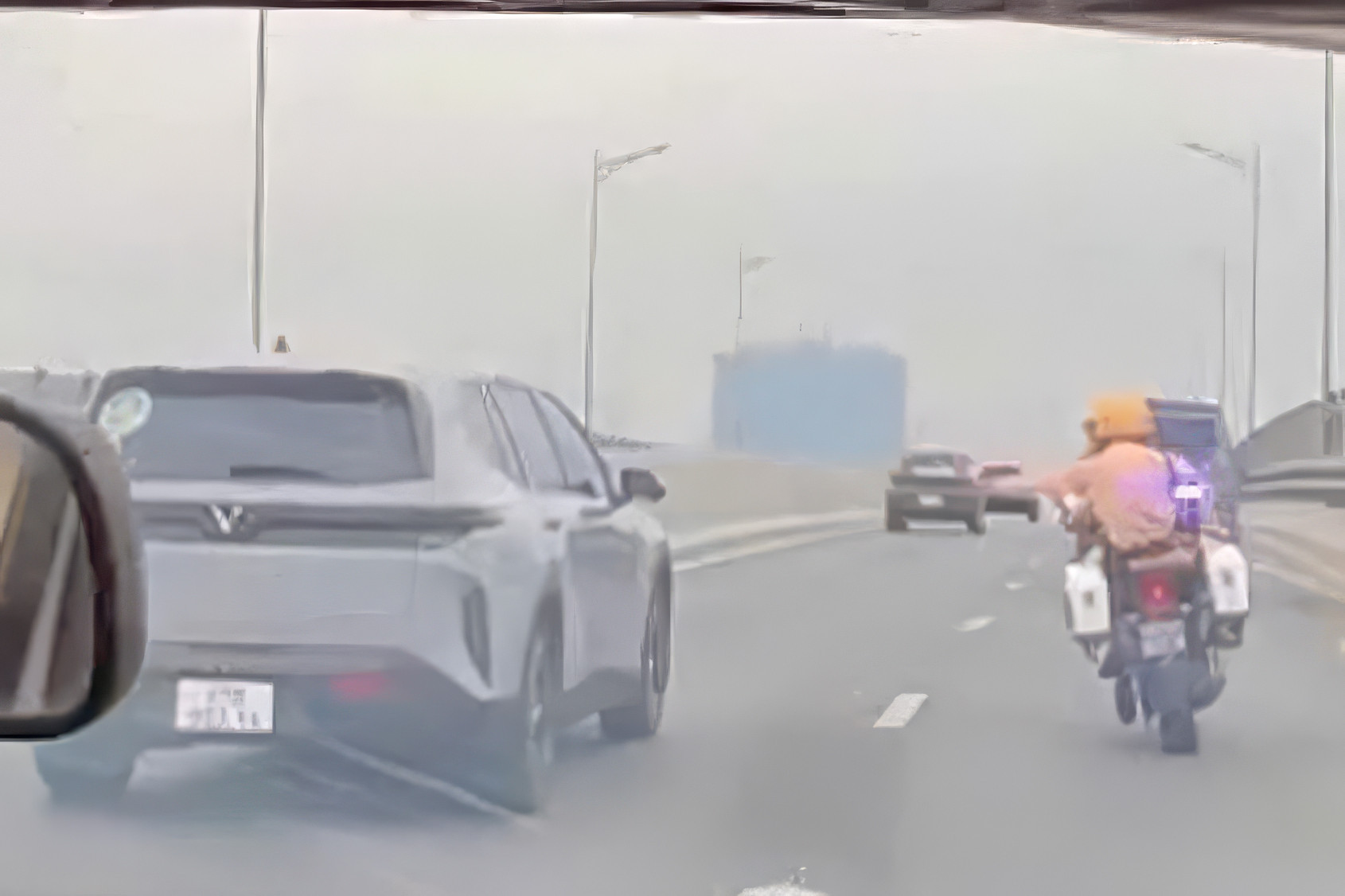 Nhận đề nghị từ người đàn ông lái ô tô, tổ CSGT ở Hà Nội quyết định hành động khẩn插图 z7945684492712_bfaf79597e128343dac9efa6b7a42286 Topaz Gigapixel tỉ lệ 2x sao chép.jpg