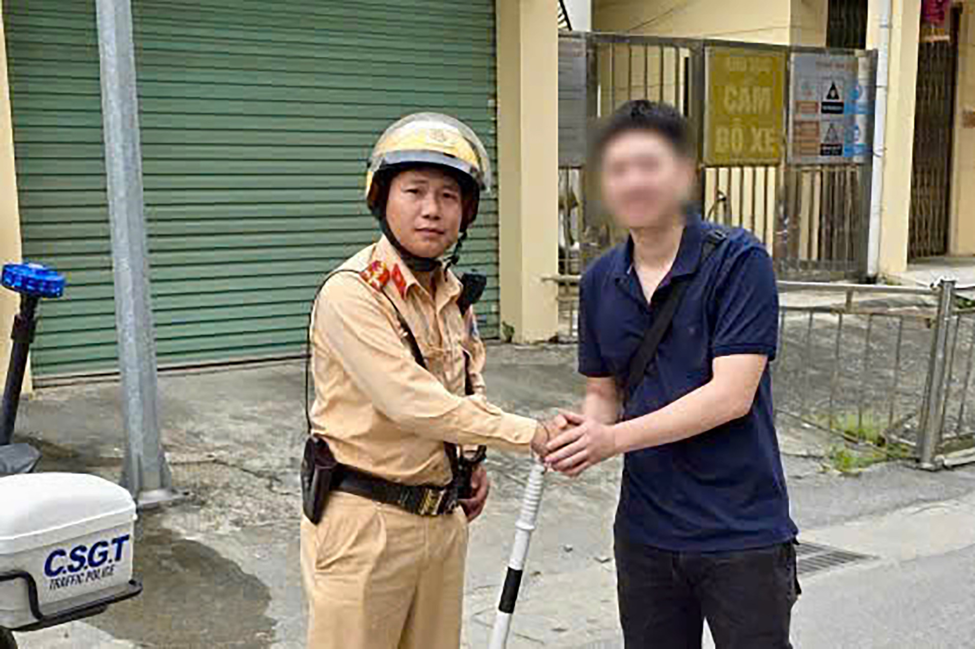 Nhận đề nghị từ người đàn ông lái ô tô, tổ CSGT ở Hà Nội quyết định hành động khẩn插图1 z7945684470412_42c1134e5cd509cecad1b03f13ad0032.jpg