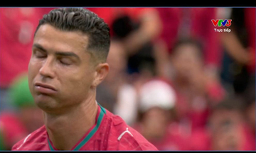 Ronaldo cay đắng rời sân trong tiếng hô vang 'Messi', bị chế thành meme khắp MXH sau trận đấu 'tịt ngòi'