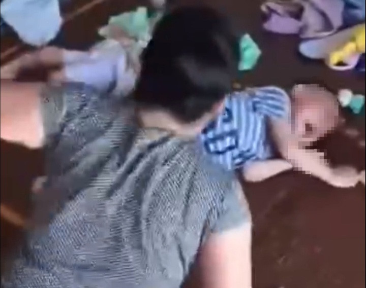 Công an vào cuộc vụ clip bé trai bị bà nội đánh dã man ở Đắk Lắk插图 Bé trai khóc khi bị đánh (ảnh cắt từ clip)