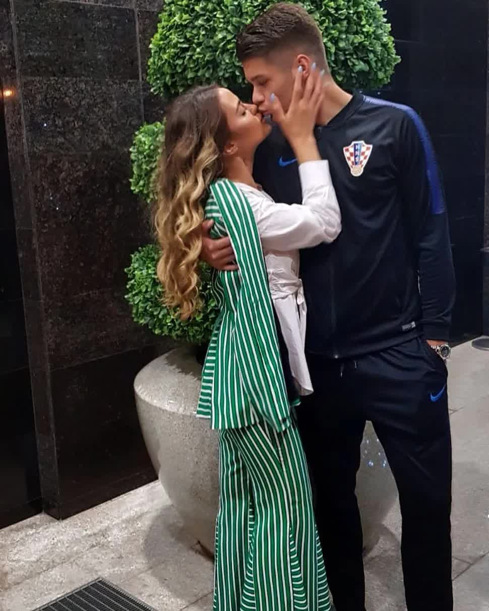 Dàn WAGs đỉnh chóp của Croatia: Từ sinh viên thú y sexy đến cô nàng gia thế khủng, đỉnh nhất vợ Modric插图3 croatian wags social media england 419146138 1781690185740533160813