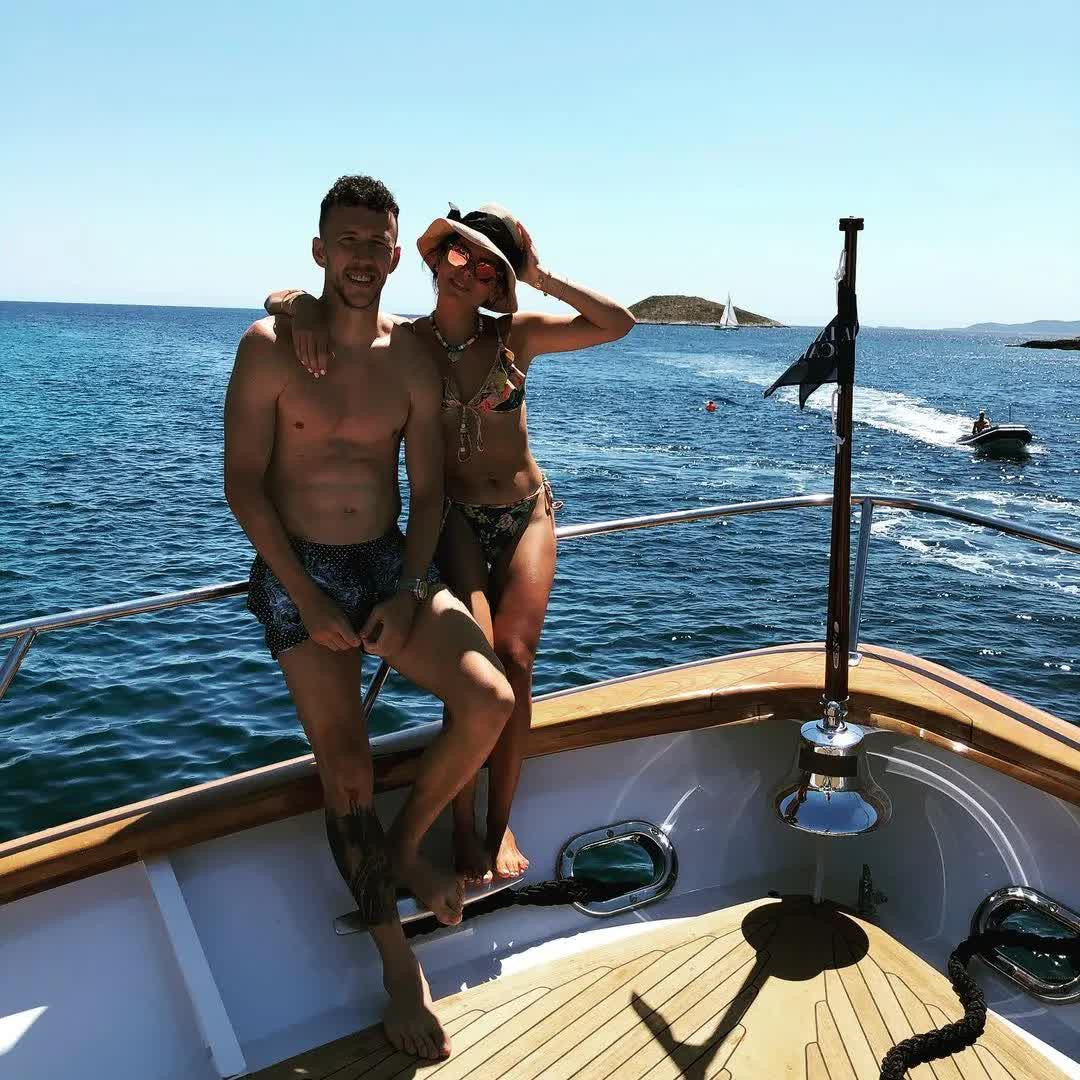 Dàn WAGs đỉnh chóp của Croatia: Từ sinh viên thú y sexy đến cô nàng gia thế khủng, đỉnh nhất vợ Modric插图2 779181229 1781661131733717711436