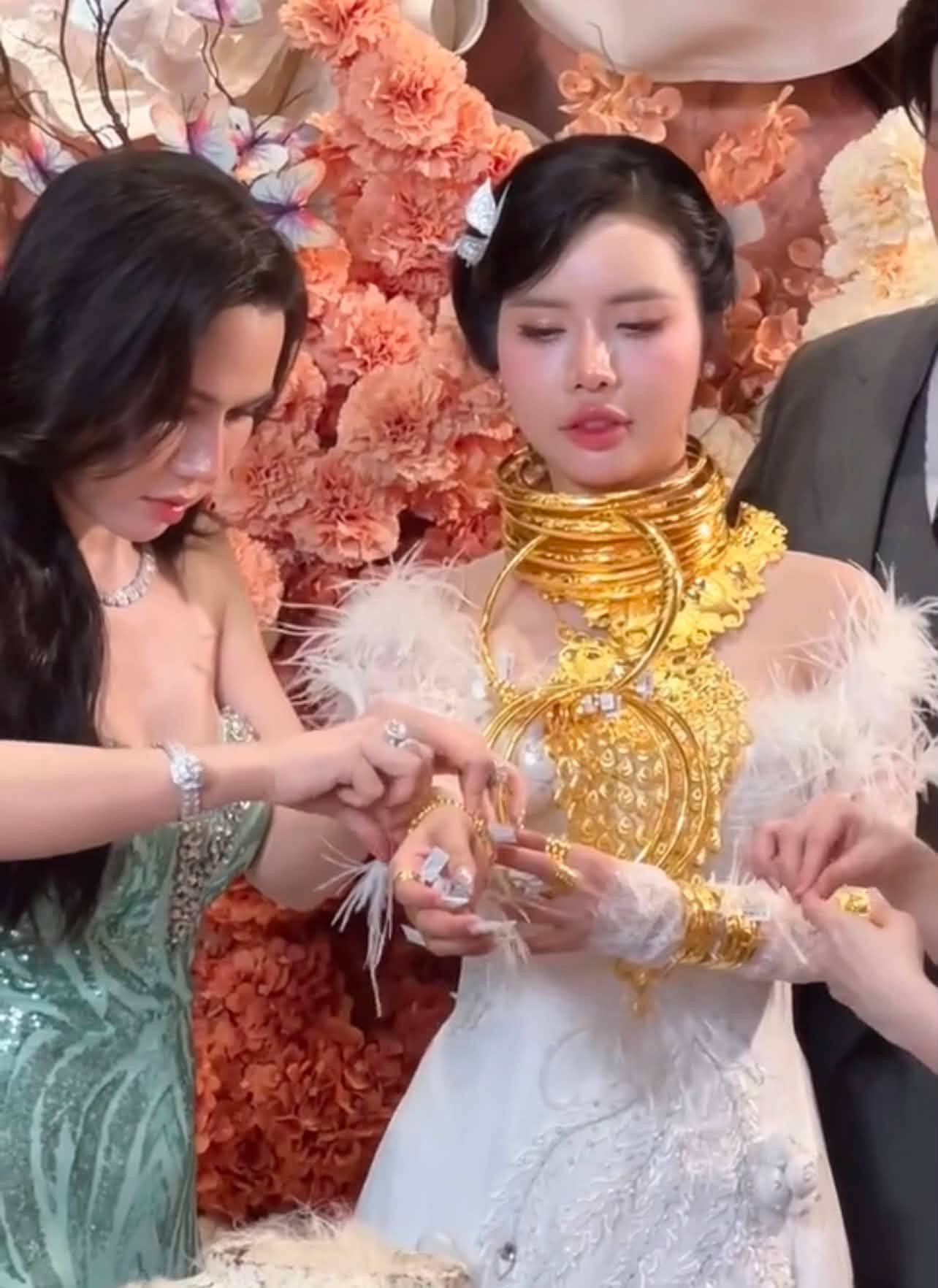 Danh tính cô dâu đeo vàng trĩu cổ, trao quà 40 phút mới xong, hé lộ con số “khủng” - Ảnh 1.