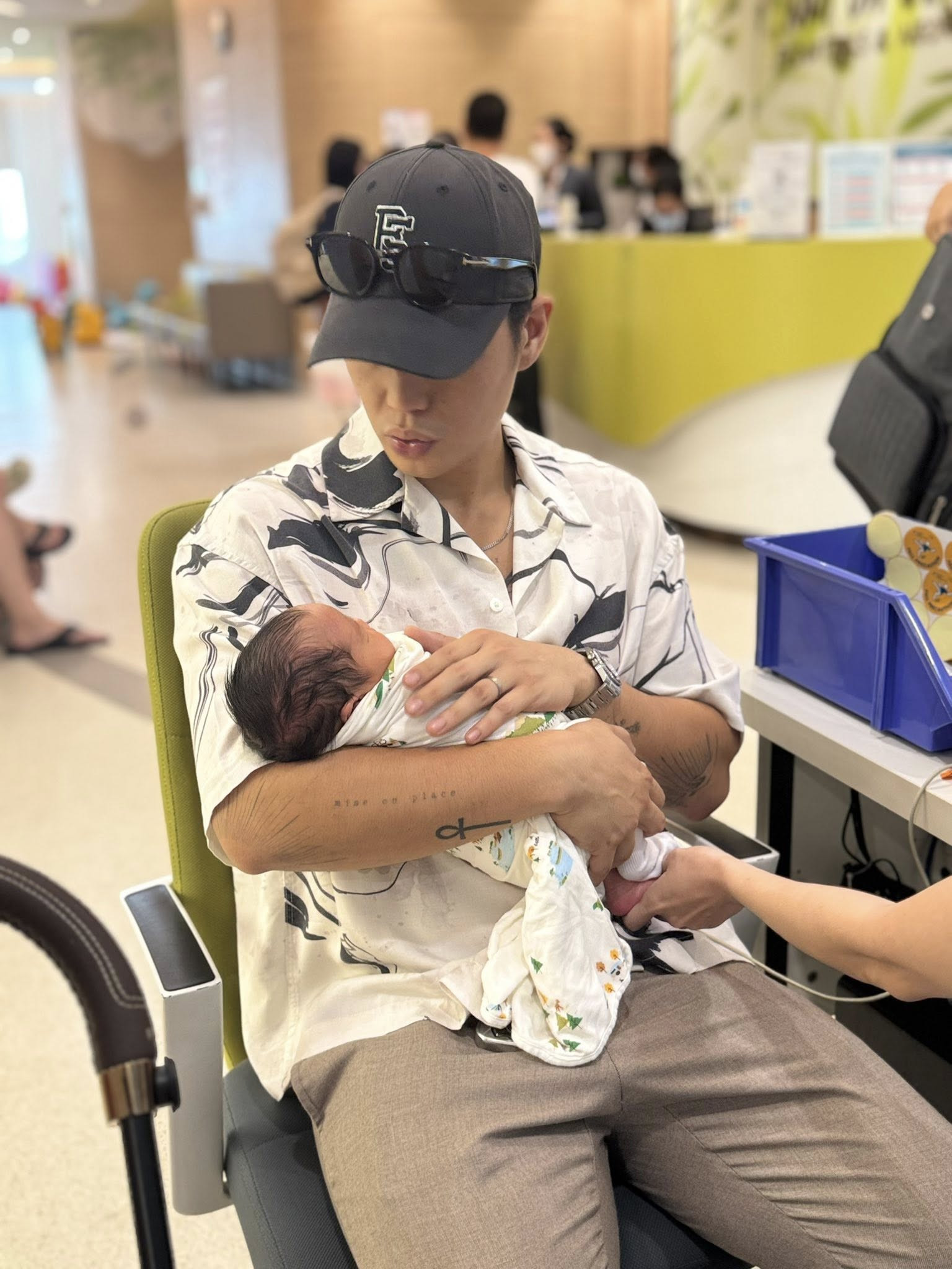 Huy Trần và hành trình lần đầu làm cha: Từ những đêm thức trắng chăm con đến khoảnh khắc nghẹn ngào nghe bé Gạo bập bẹ tiếng