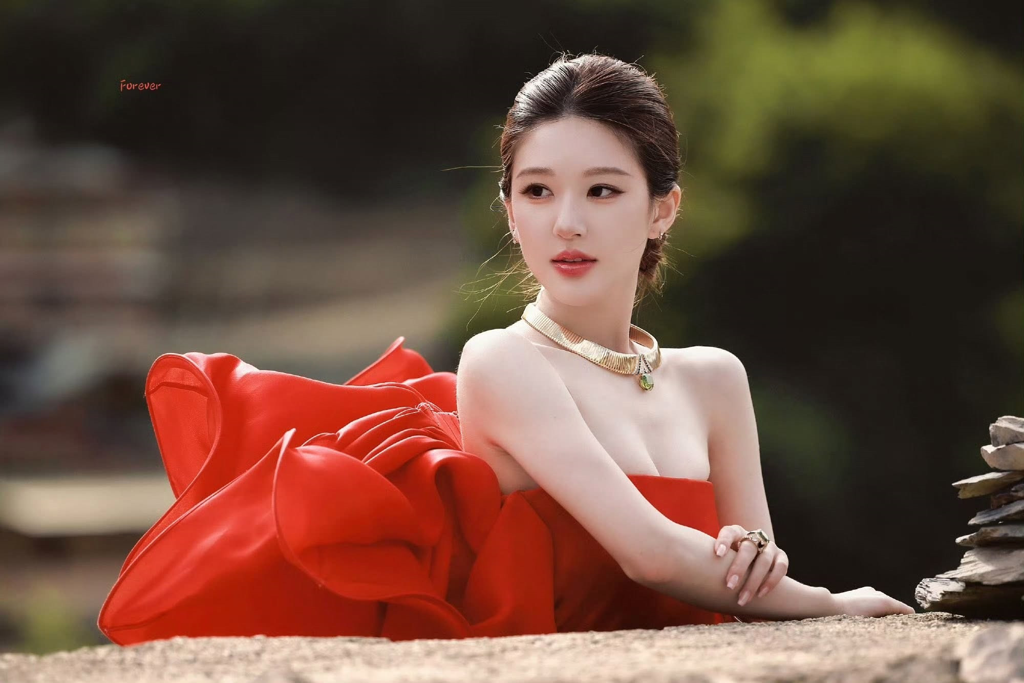 Trở lại sau biến cố, Triệu Lộ Tư gây bất ngờ với 14 hợp đồng trong 6 tháng - Ảnh 2