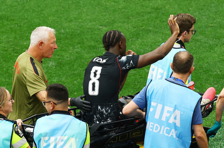 Ismael Kone gãy chân nhưng vẫn vẫy tay chào người hâm mộ. (Ảnh: Reuters)