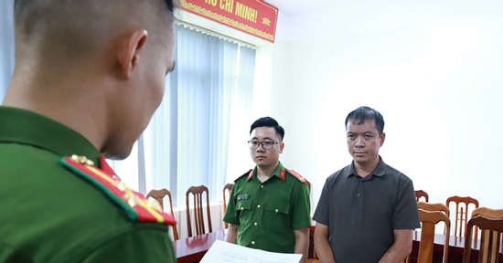 Người đàn ông nhận ốp gỗ vào nhà dân, chờ trục lợi hàng tỷ đồng tiền đền bù