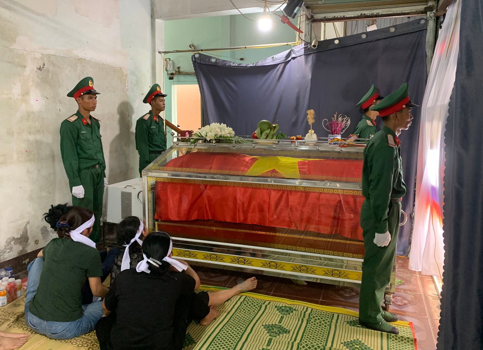 Người thân khóc nghẹn trong tang lễ Thượng úy Lê Văn Thắng 'Sao Nhập Ngũ' tại Nghệ An插图 Untitled 1.jpg
