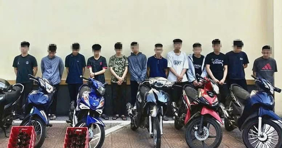 Khởi tố nhóm thanh thiếu niên điều khiển xe máy, mang theo hung khí gây náo loạn đường phố