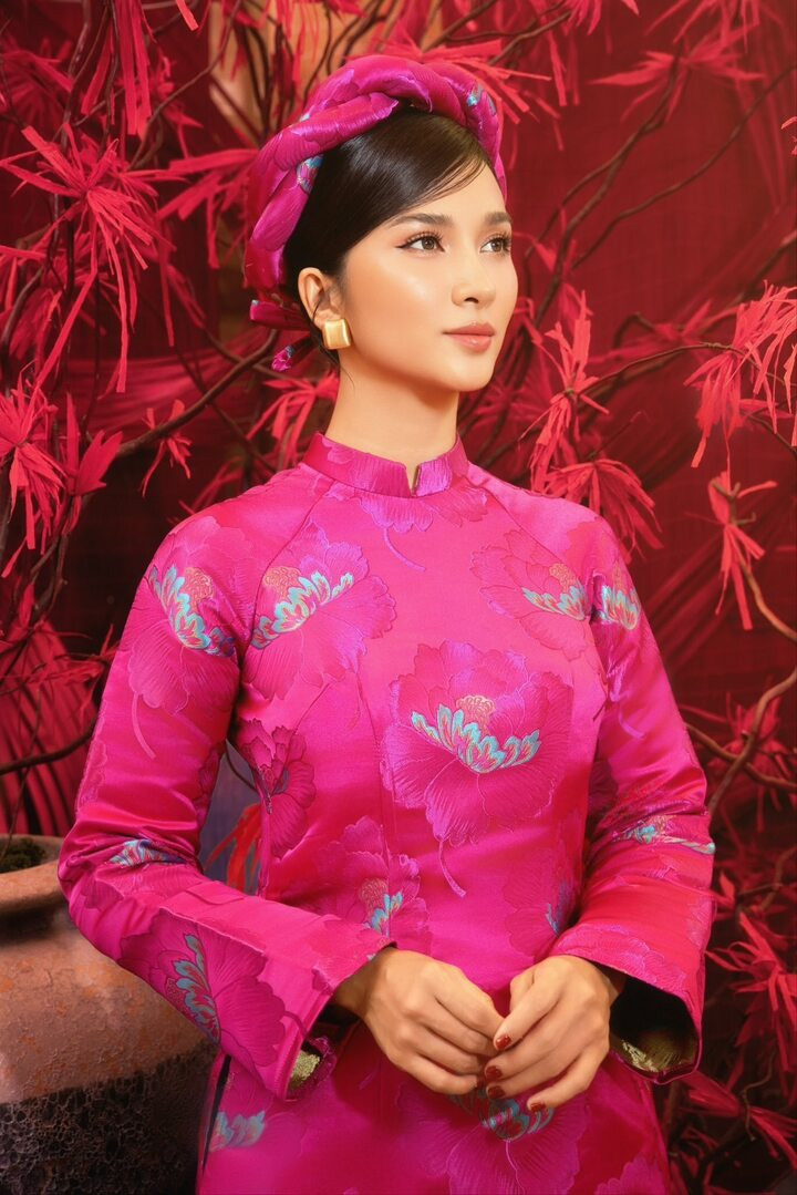 Sự góp mặt của NSƯT Kim Tuyến nhanh chóng tạo nên làn sóng bàn luận trên mạng xã hội. Ở tuổi U40, bà mẹ một con vẫn khiến công chúng ngưỡng mộ bởi nhan sắc trẻ trung vượt thời gian cùng vóc dáng gợi cảm.