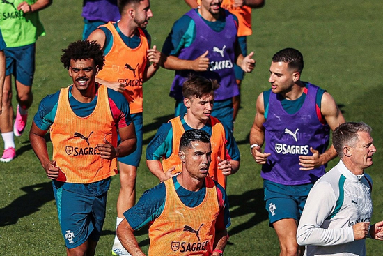 Ronaldo tuổi 41 vẫn bảnh bao, dẫn đầu dàn sao Bồ Đào Nha tập buổi đầu tiên tại World Cup 2026