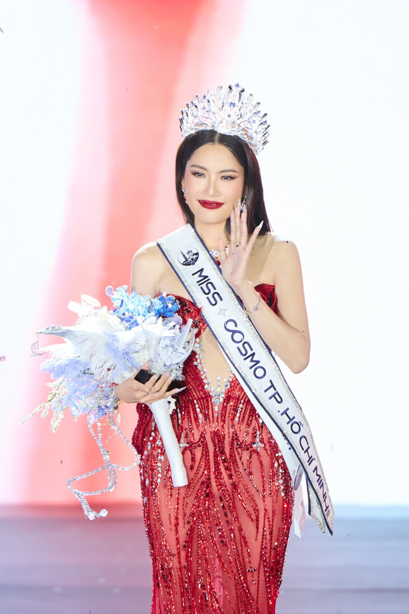 Hai chị em song sinh Nam Anh, Nam Em bất ngờ đăng quang hoa khôi, á khôi插图 Miss Cosmo 001.jpg