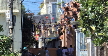 Phát hiện thi thể bé gái sơ sinh trong túi xách trước cổng chùa