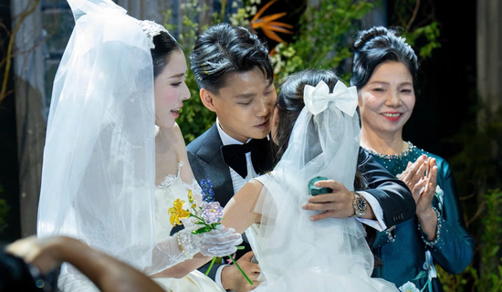 Khoảnh khắc cô dâu công khai có con gái riêng ở lễ cưới Văn Thanh gây sốt