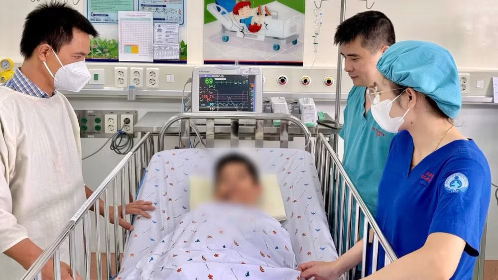 Bé trai bị ô tô cán qua, bác sĩ 2 bệnh viện 'chạy đua' suốt 10 giờ duy trì sự sống插图 726294784_1214782384030158_1116927714141452346_n.jpg