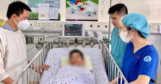 Bé trai bị ô tô cán qua, bác sĩ 2 bệnh viện 'chạy đua' suốt 10 giờ duy trì sự sống