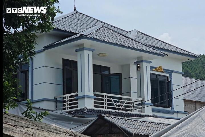 Tầng 2 căn nhà - nơi hung thủ nhiều lần ngó ra quan sát với ý định tẩu thoát song bất thành.