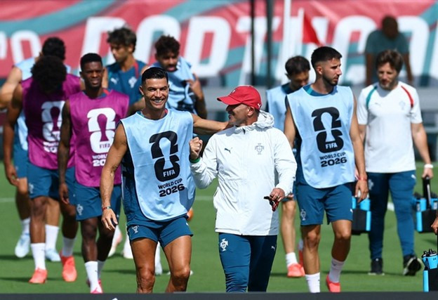 Cristiano Ronaldo có động thái đầy ẩn ý giữa