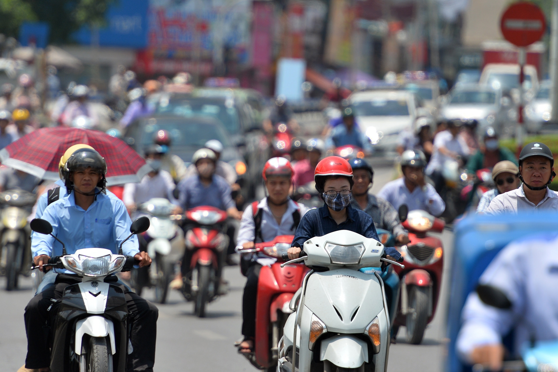 Miền Bắc nắng nóng 'đổ lửa': Hà Nội, Hưng Yên, Ninh Bình là tâm điểm 39 độ