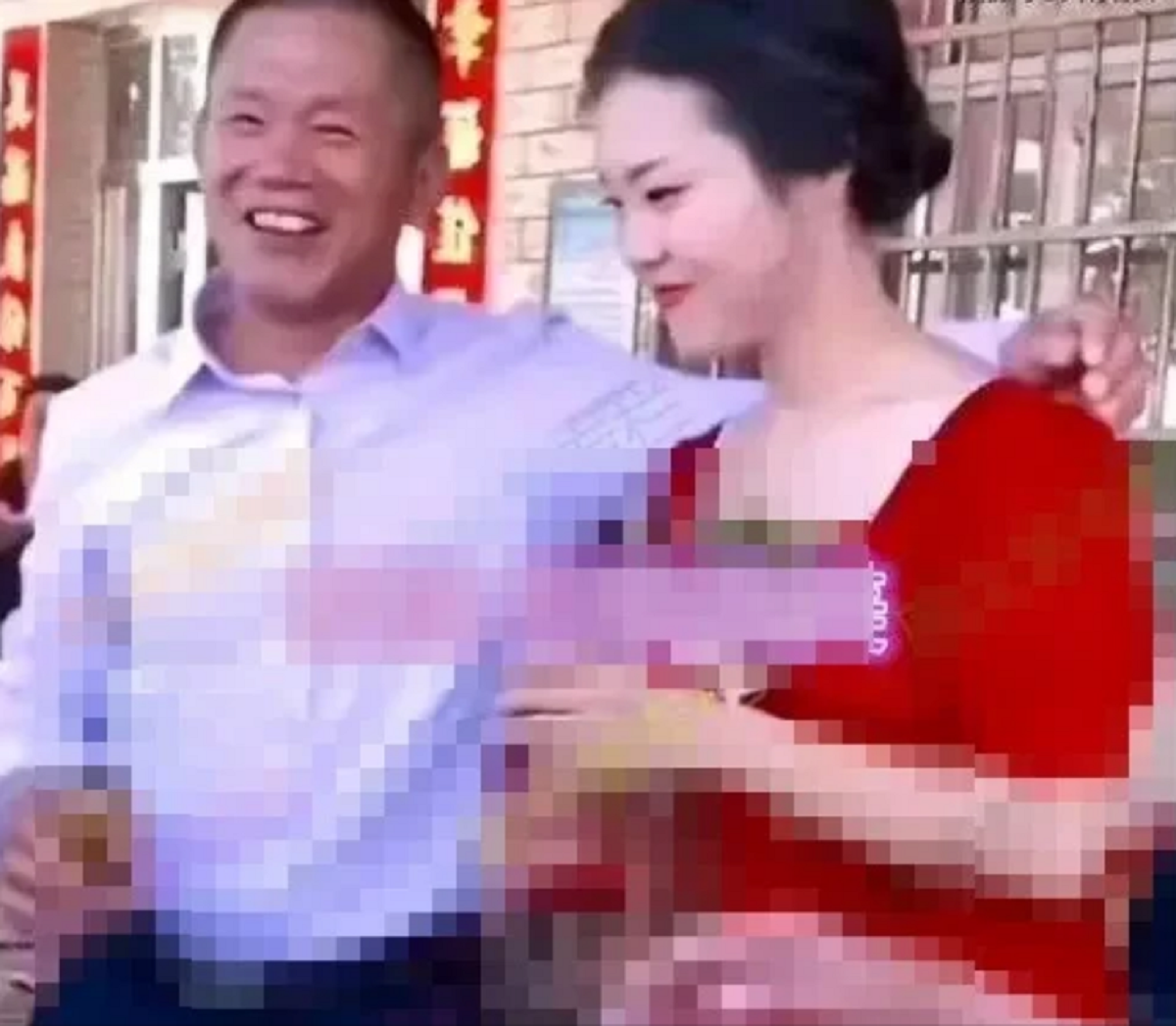 Lấy chồng hơn 30 tuổi, cô gái 20 tuổi khiến cả làng