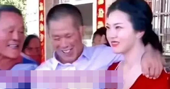 Lấy chồng hơn 30 tuổi, cô gái 20 tuổi khiến cả làng ngỡ ngàng