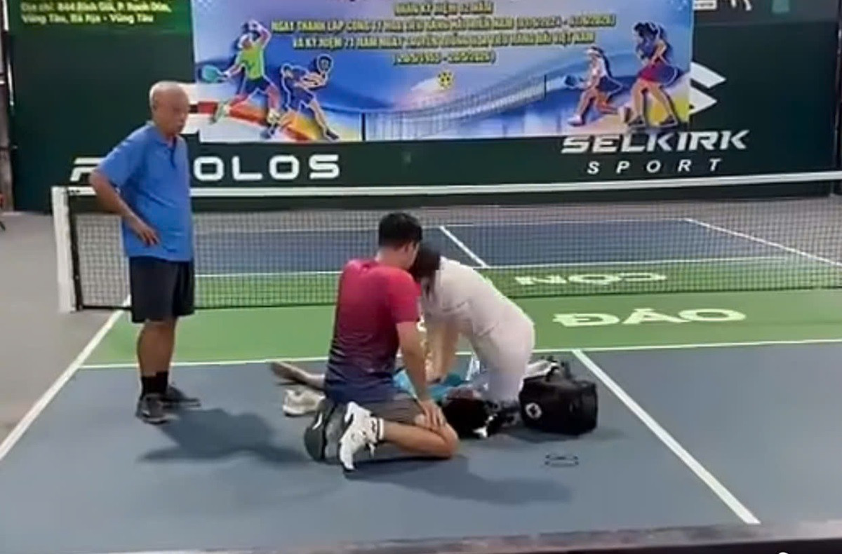 Người đàn ông 51 tuổi bất ngờ ngã xuống sân, tử vong khi đang chơi pickleball.jpg