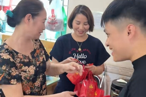 Bà nội U70 gọi 9 cháu về ăn cơm, bất ngờ trao mỗi người 1 chỉ vàng