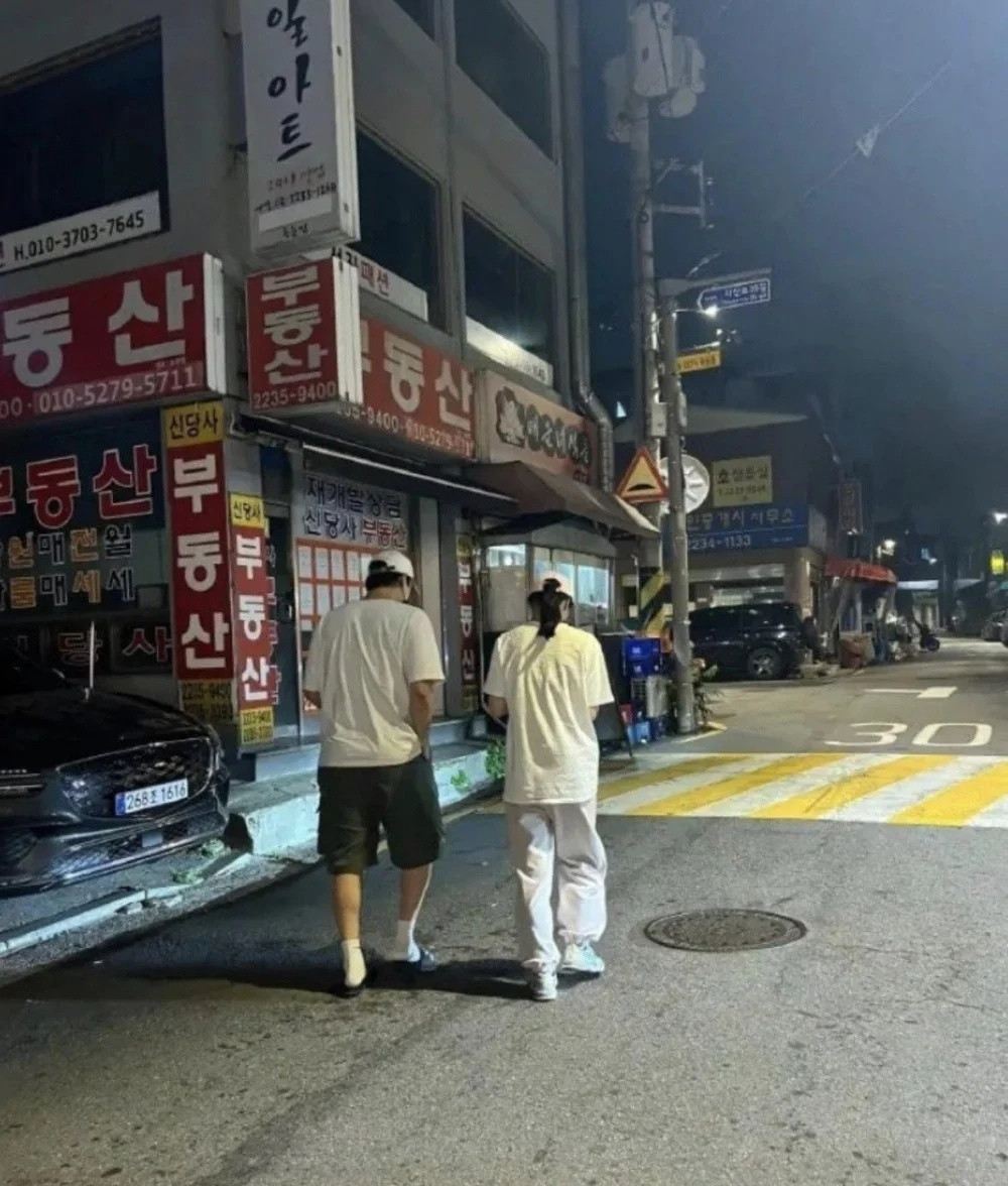 Lee Do Hyun bị cư dân mạng đòi 'trục xuất' khỏi Hàn Quốc vì … bạn gái 'quá hot'插图4 Lee Do Hyun bị cư dân mạng đòi 'trục xuất' khỏi Hàn Quốc vì … bạn gái 'quá hot'插图4