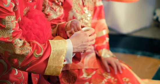 Tình yêu sét đánh: Cô dâu chú rể cưới nhau chỉ sau 5 phút hẹn hò