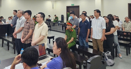 Cựu giám đốc khai chuyện bị cấp trên dọa cách chức, thúc ép đưa tiền 'chi ngoại giao'