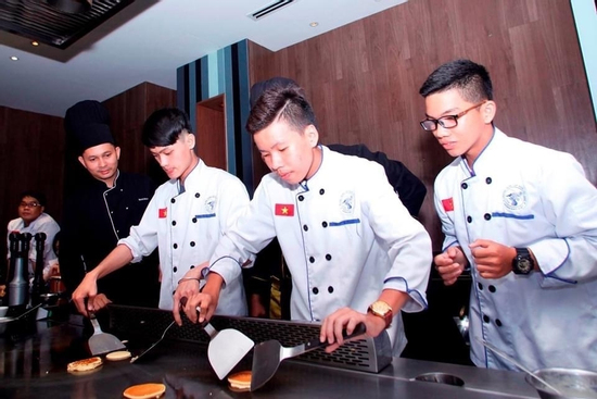 Được hỗ trợ 70% học phí, ngành Kỹ thuật chế biến món ăn và Hướng dẫn du lịch mở rộng cơ hội học nghề cho mọi đối tượng