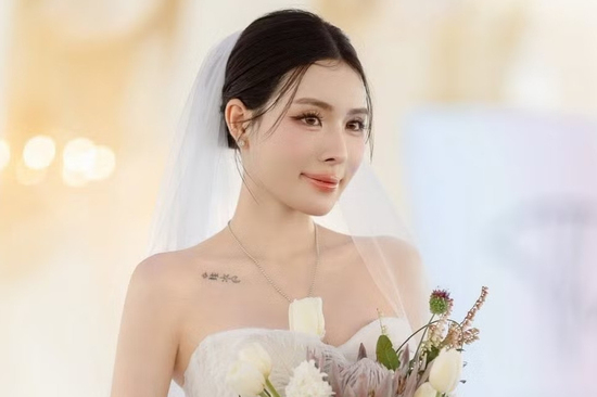 Nhan sắc gây thương nhớ, body gợi cảm của vợ cầu thủ Văn Thanh