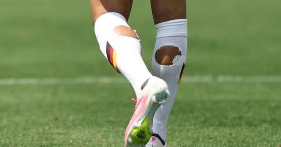 Những đôi tất 'rách như tổ ong' xuất hiện dày đặc tại World Cup 2026, bất ngờ lý do phía sau