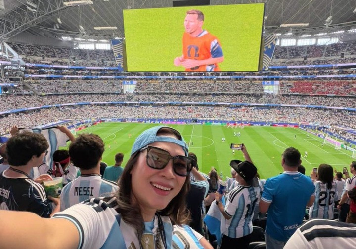 Danh tính hai sao nữ Việt sang Mỹ xem World Cup: Người là NSƯT, người là ca sĩ đình đám插图 Hai sao nữ Việt sang Mỹ xem World Cup: Người là NSƯT, người là ca sĩ đình đám - 1