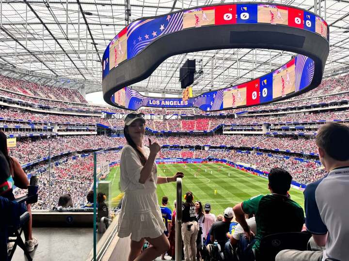Danh tính hai sao nữ Việt sang Mỹ xem World Cup: Người là NSƯT, người là ca sĩ đình đám插图2 Hai sao nữ Việt sang Mỹ xem World Cup: Người là NSƯT, người là ca sĩ đình đám - 3